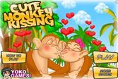 Нежный поцелуй влюбленной парочки обезьянок